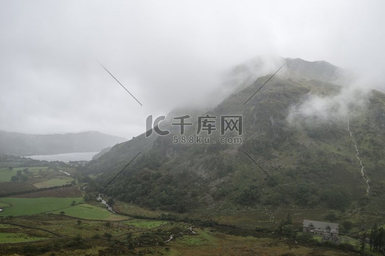 秋季有雾的强降雨后，斯诺多尼亚