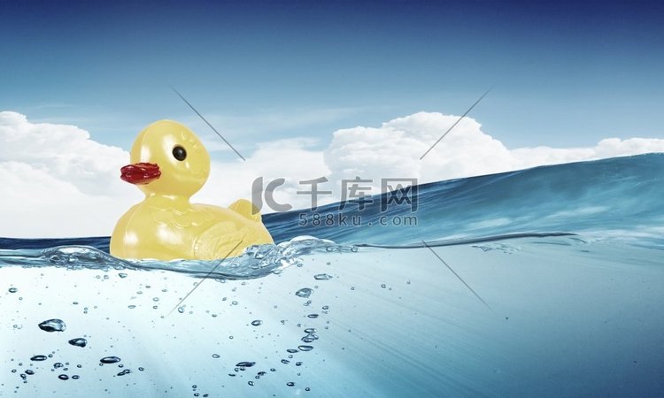 鸭子玩具。漂浮在水中的黄色橡皮