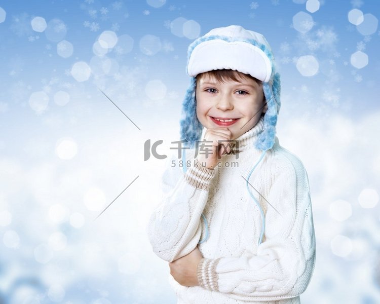 雪地背景下穿着冬装的小孩子的肖