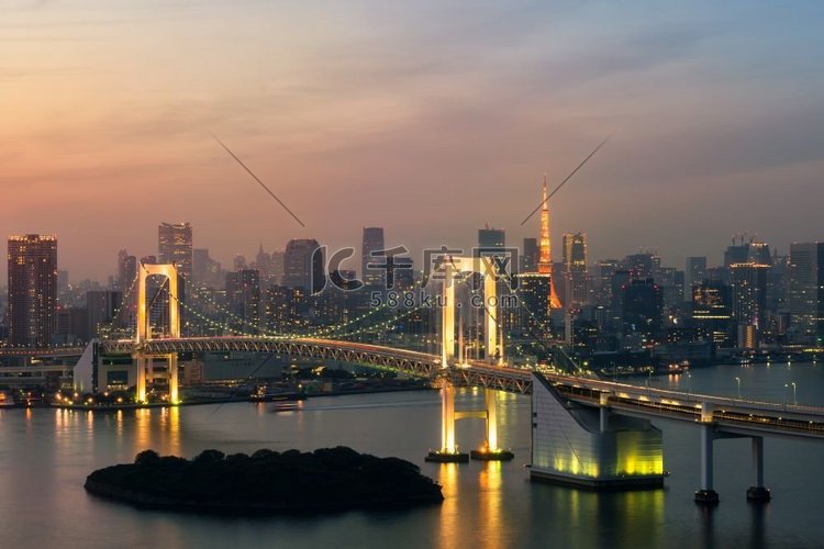 东京天际线与东京塔和彩虹桥。日