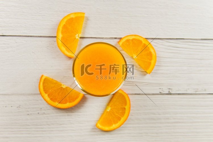橙汁在玻璃和新鲜的橘子水果片在