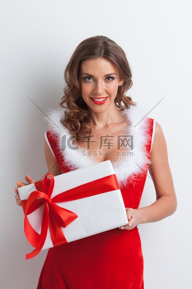 穿着圣诞老人衣服的女人带着礼物