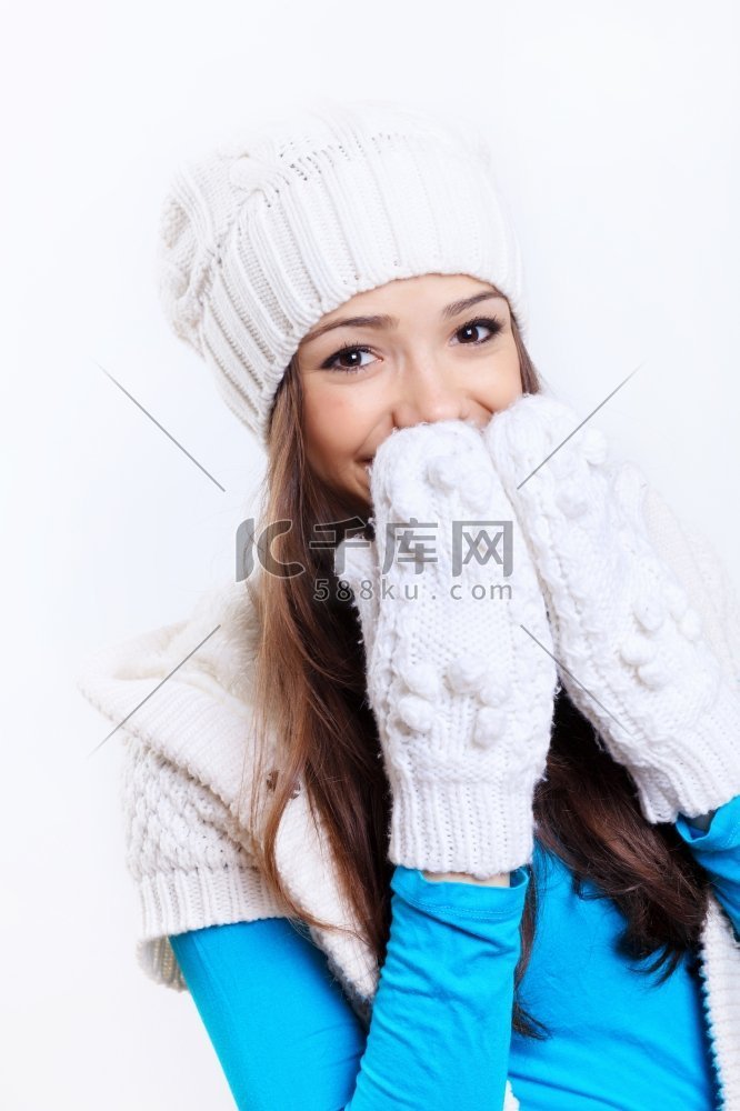 戴着暖冬帽子和围巾的年轻漂亮女