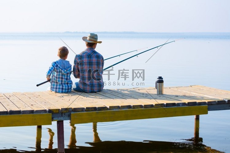 男孩和他的父亲一起钓鱼。男孩和
