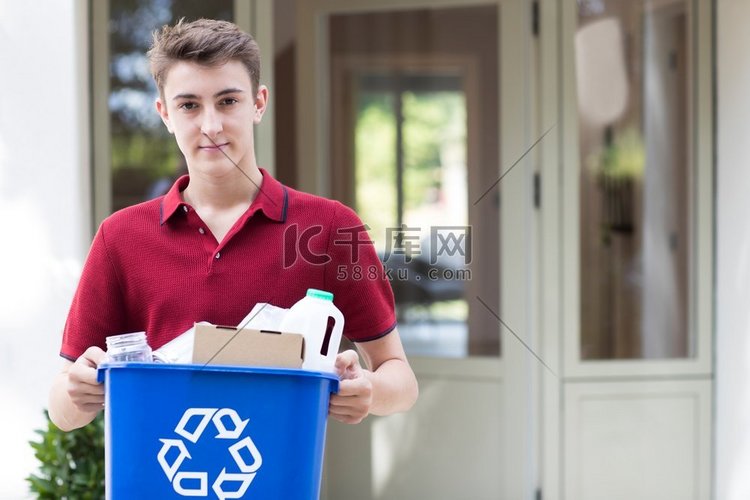 屋外提着回收箱的十几岁男孩肖像