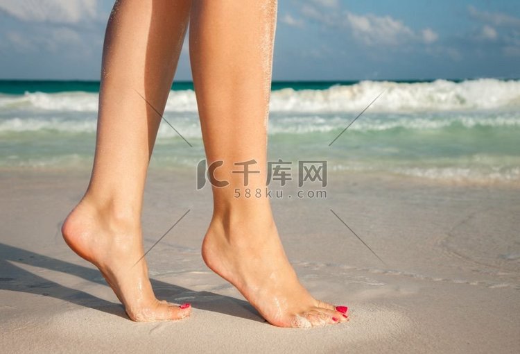 暑假和修脚概念—妇女腿特写镜头
