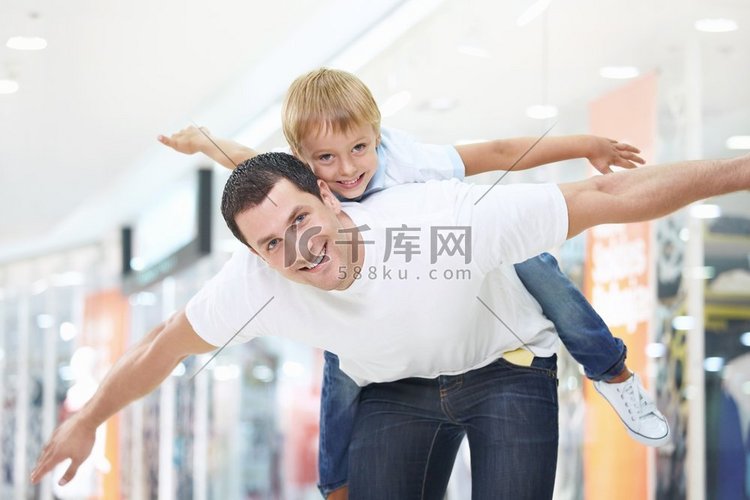 父亲和儿子有乐趣在商店
