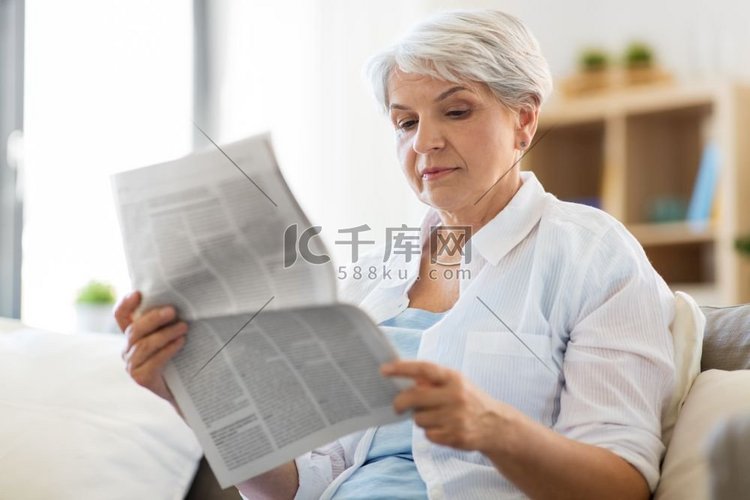 年龄和人的观念—老年妇女在家读