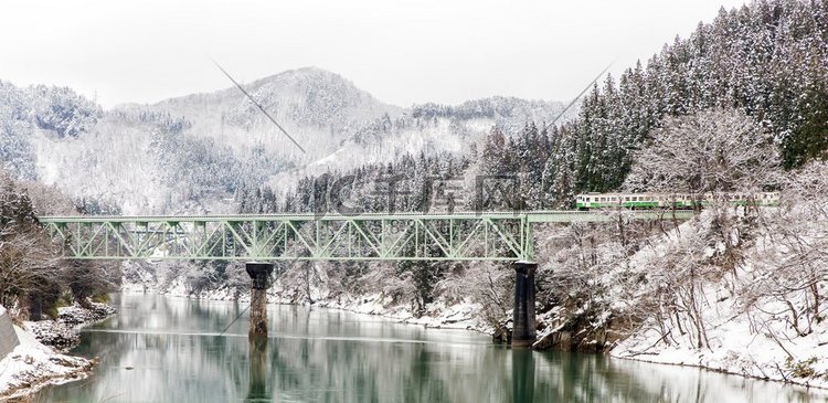 火车在冬天风景雪桥