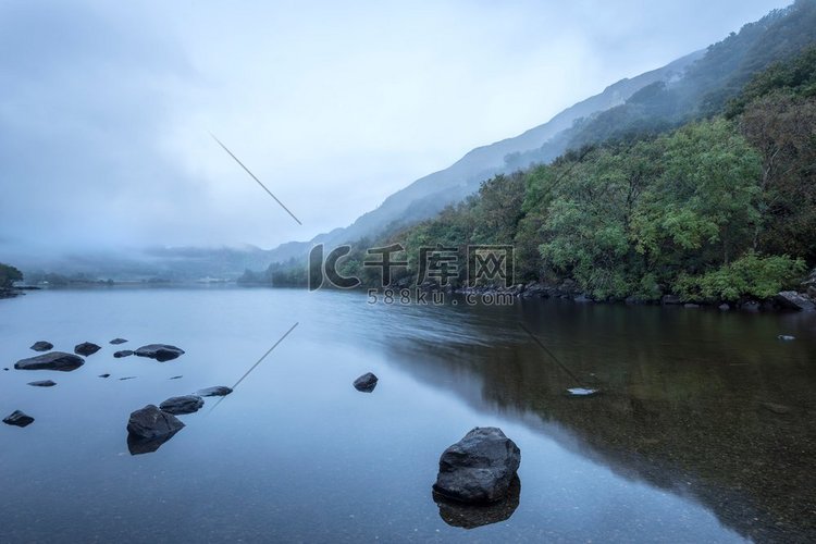 风景林Crafnant在雾的早