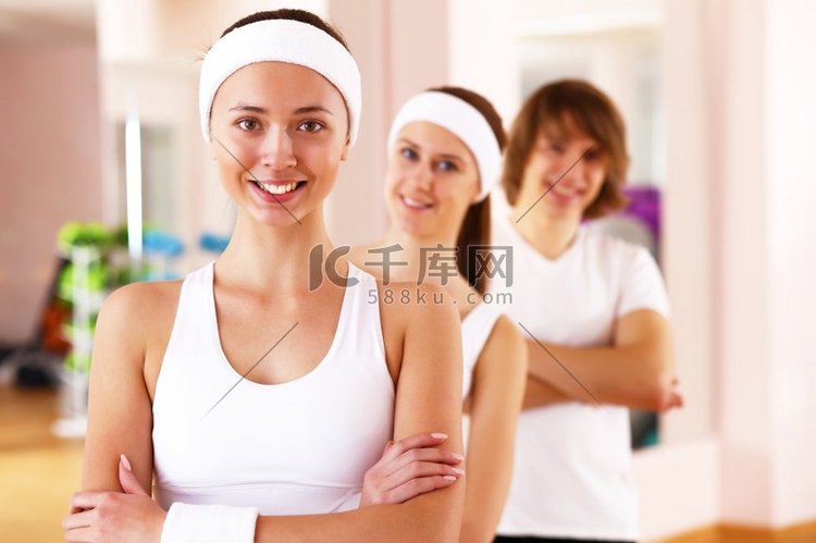 年轻女子穿运动服在健身房做运动