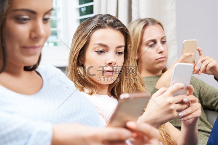 一群十几岁的女孩在家里使用手机