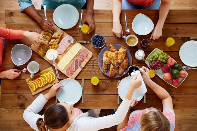 食物、吃和家庭概念-吃早餐和坐