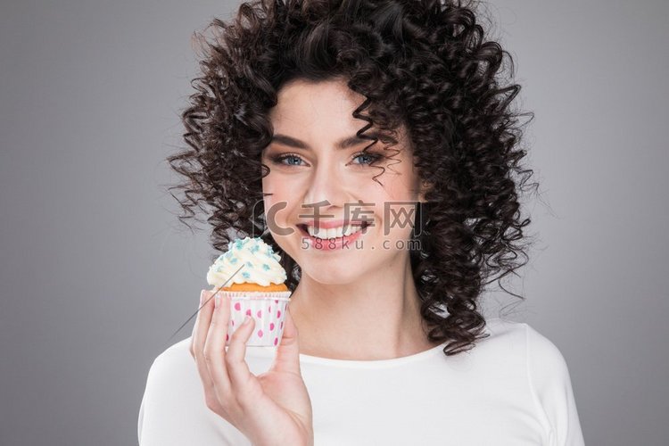 带蛋糕的快乐女人。幸福微笑的卷