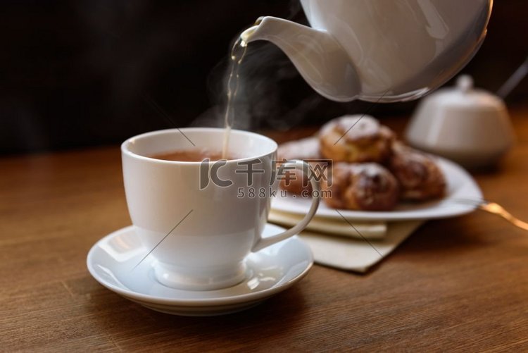奶油蛋饼配茶和茶壶