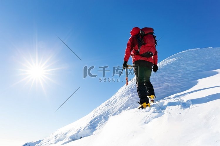 极限冬季运动：登山者登上阿尔卑