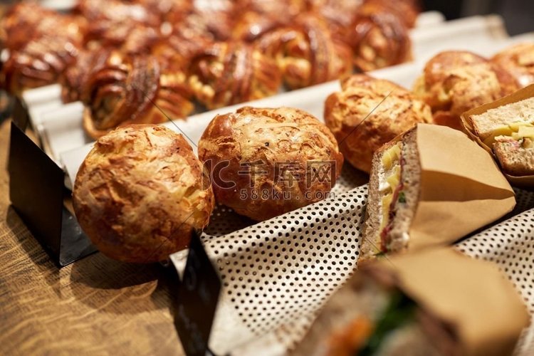 食物和销售概念-面包、小圆面包