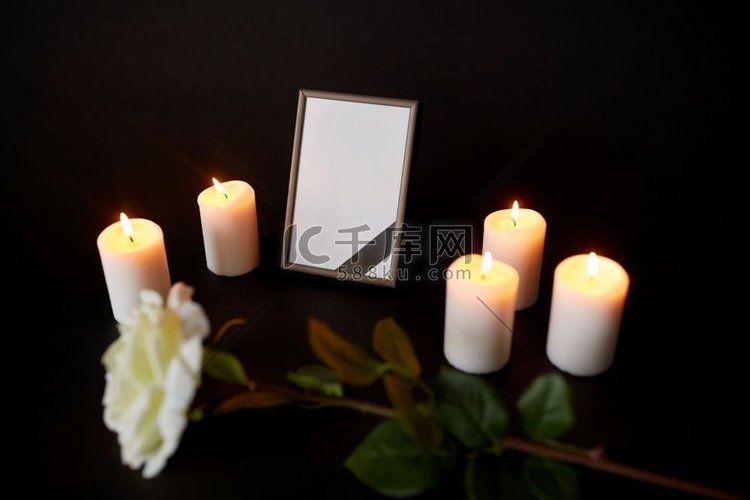 相框、蜡烛、鲜花、哀悼