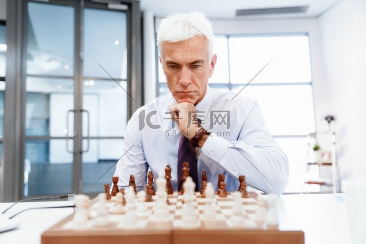商人在办公室玩国际象棋。在想下