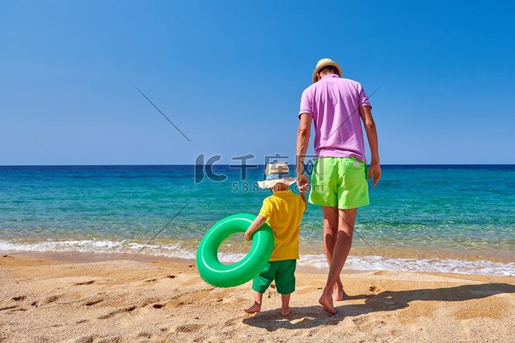 两岁的小男孩和父亲一起在海滩上
