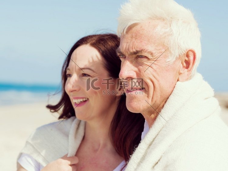 快乐的夫妇在一起在海滩上。只有