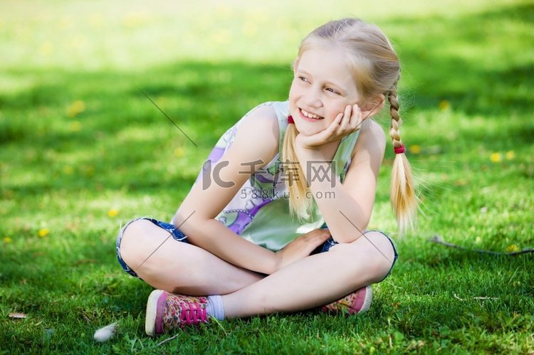 公园里的小女孩。小可爱的女孩坐