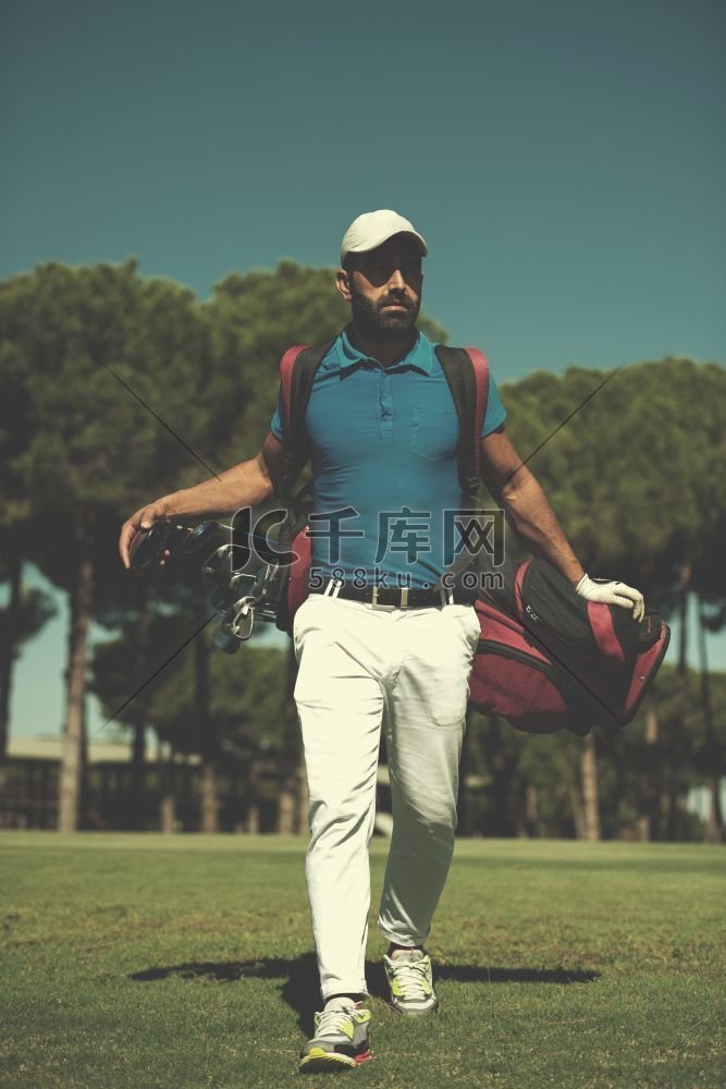 英俊的中东高尔夫球员背着包，走