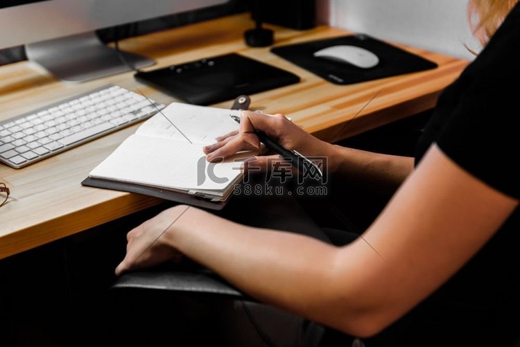 工作中的设计师女孩在桌子上画上
