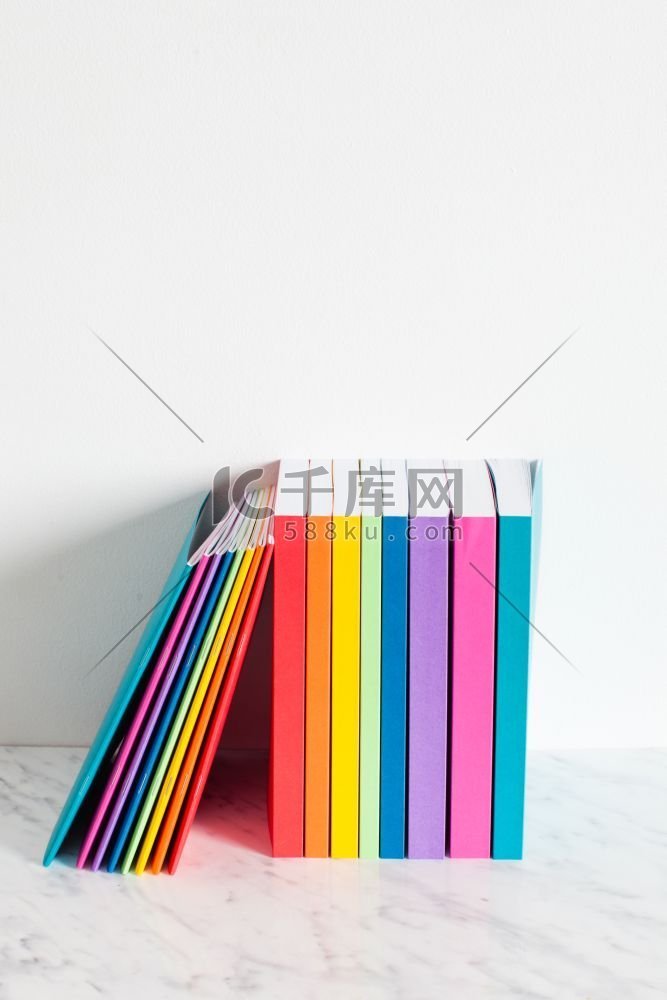 彩色的书被彩虹的颜色勾勒出来。