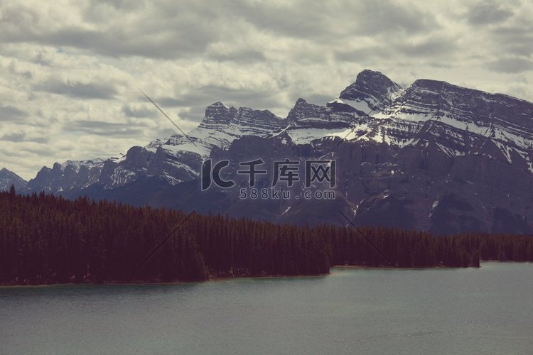 加拿大落基山脉夏季风景如画的山