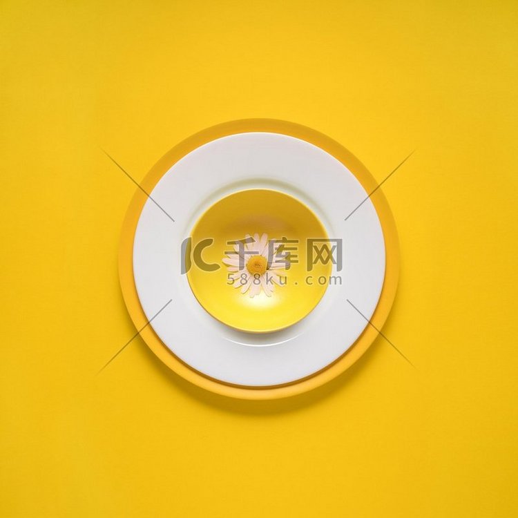 厨房用具的创意概念照片，黄色背