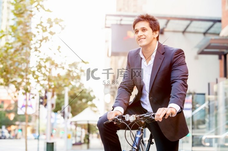 骑自行车的成功商人。成功的商人