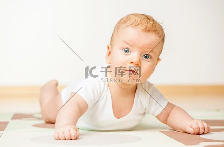 四个月大的婴儿在地板上爬行