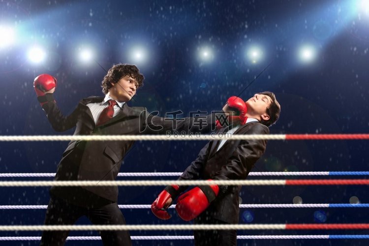 两个年轻的商人在打拳击。两个年