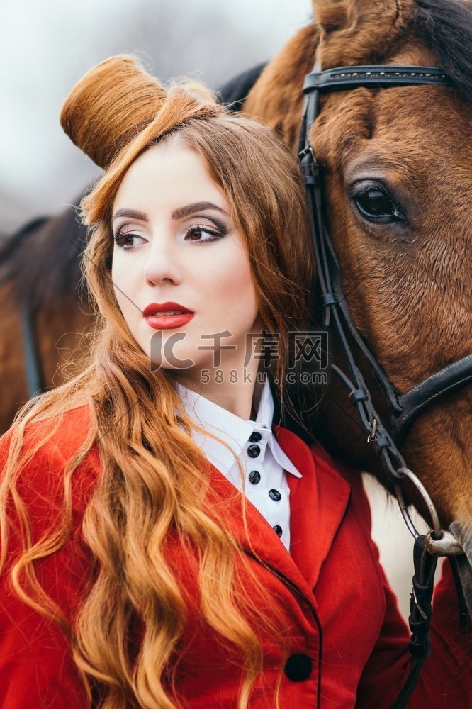 红发骑师女孩，穿着红色羊毛衫和