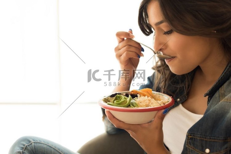 吃一碗健康的超级食品的女人