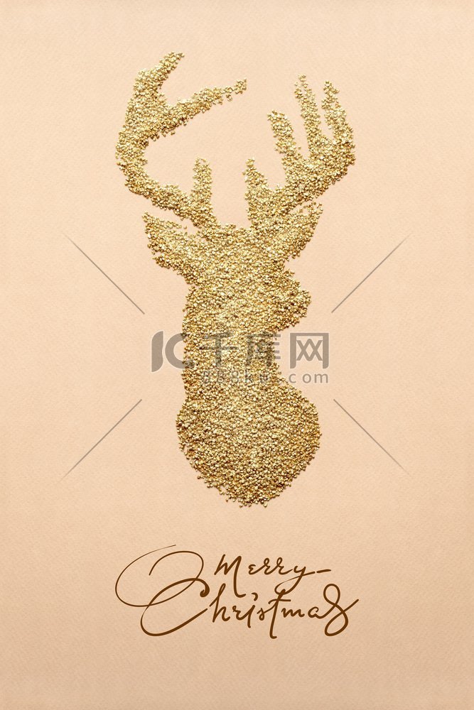 一张创意概念照片，用金色装饰沙