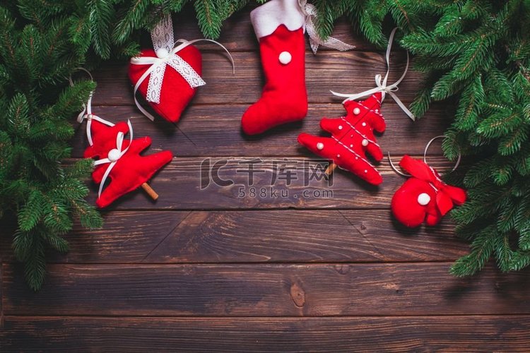 红色毛毡玩具，用于圣诞树或墙壁