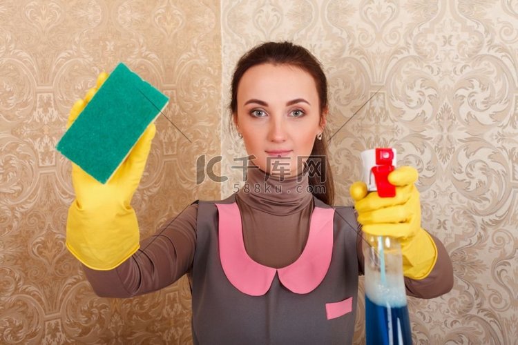 清洁服务员戴着橡胶手套用喷雾剂
