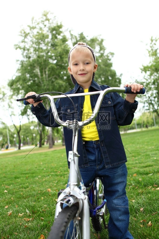 绿地公园里骑着自行车的快乐微笑