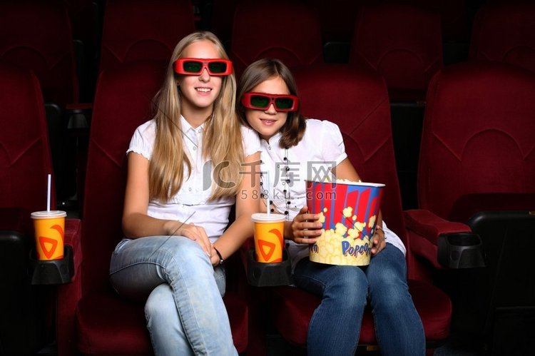 两个年轻女孩在电影院看电影