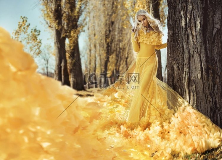 一个优雅的，年轻的女人走在秋天