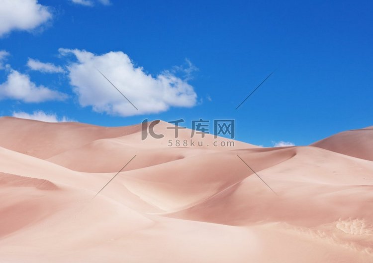 偏远沙漠中未受破坏的沙丘
