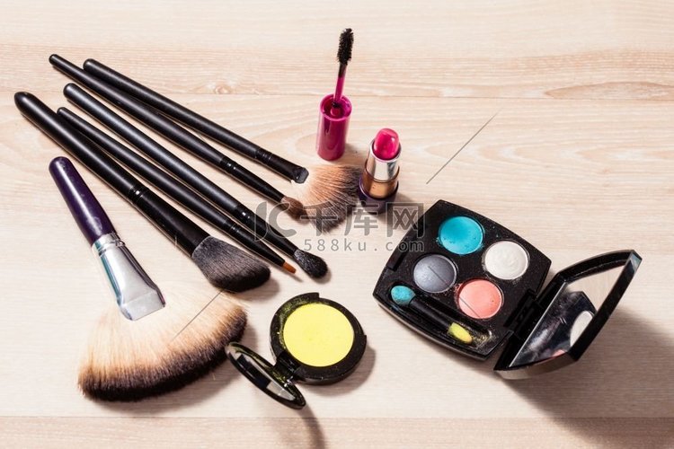 化妆用具：毛笔和化妆品放在木桌