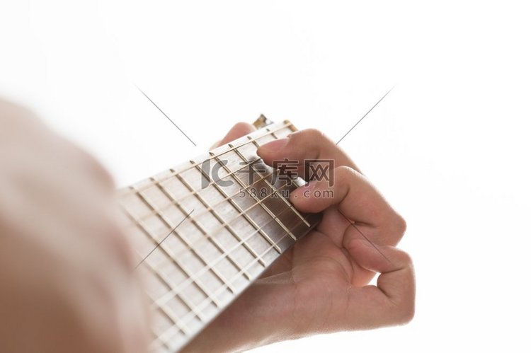 弹吉他的男人。男性手弹奏原声吉