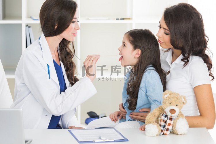 医生检查儿童和S的喉咙。小姑娘