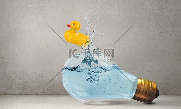 鸭子玩具玻璃灯泡和黄色橡胶玩具