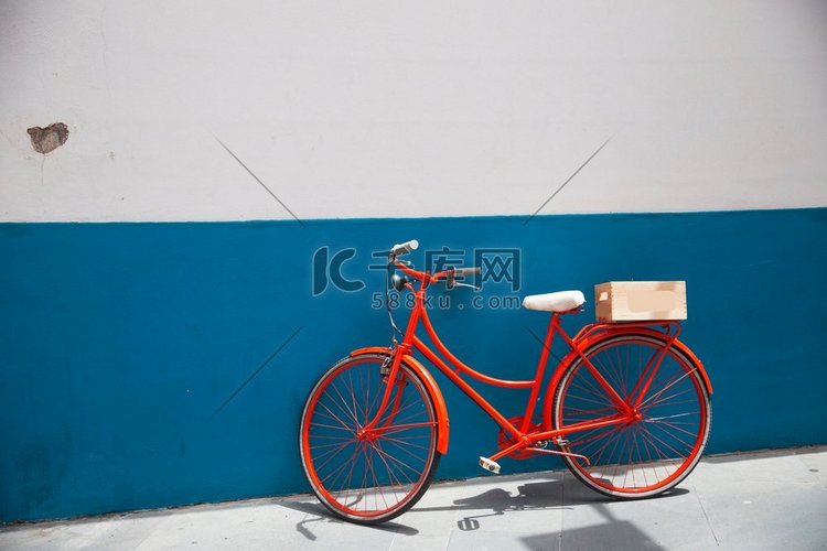 白色墙壁背景上的红色自行车。红