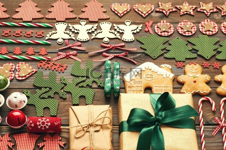 圣诞节自制的姜饼饼干和木质背景