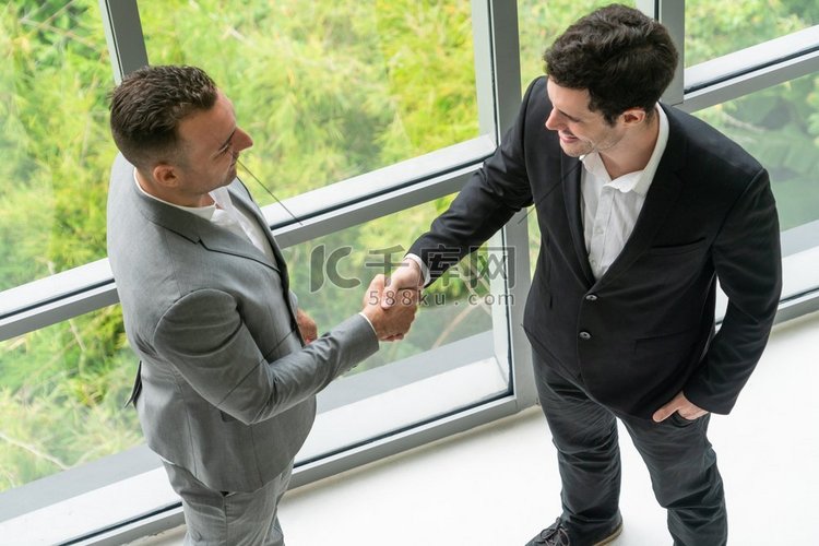 商人握手与另一个商人伙伴在现代